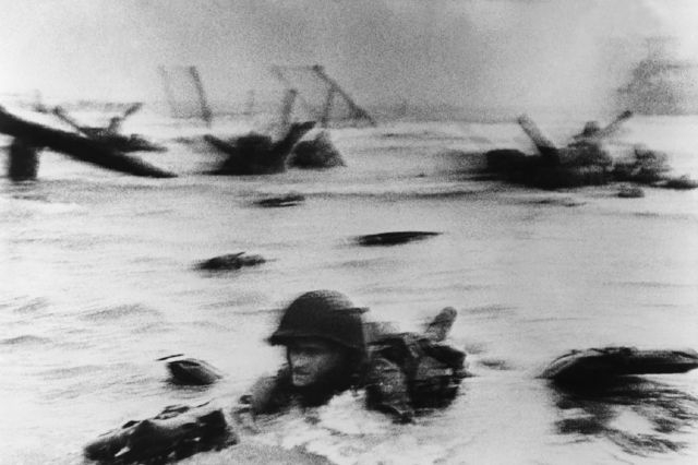 Saving Private Ryan (1998) uses broken film camera for a reason 4 - CINEWOLF media productions Robert Capa: Sodier in the surf