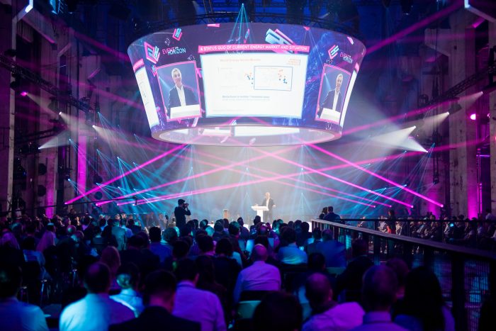 720° Projektion und rotierende Center Stage als Hauptbühne.