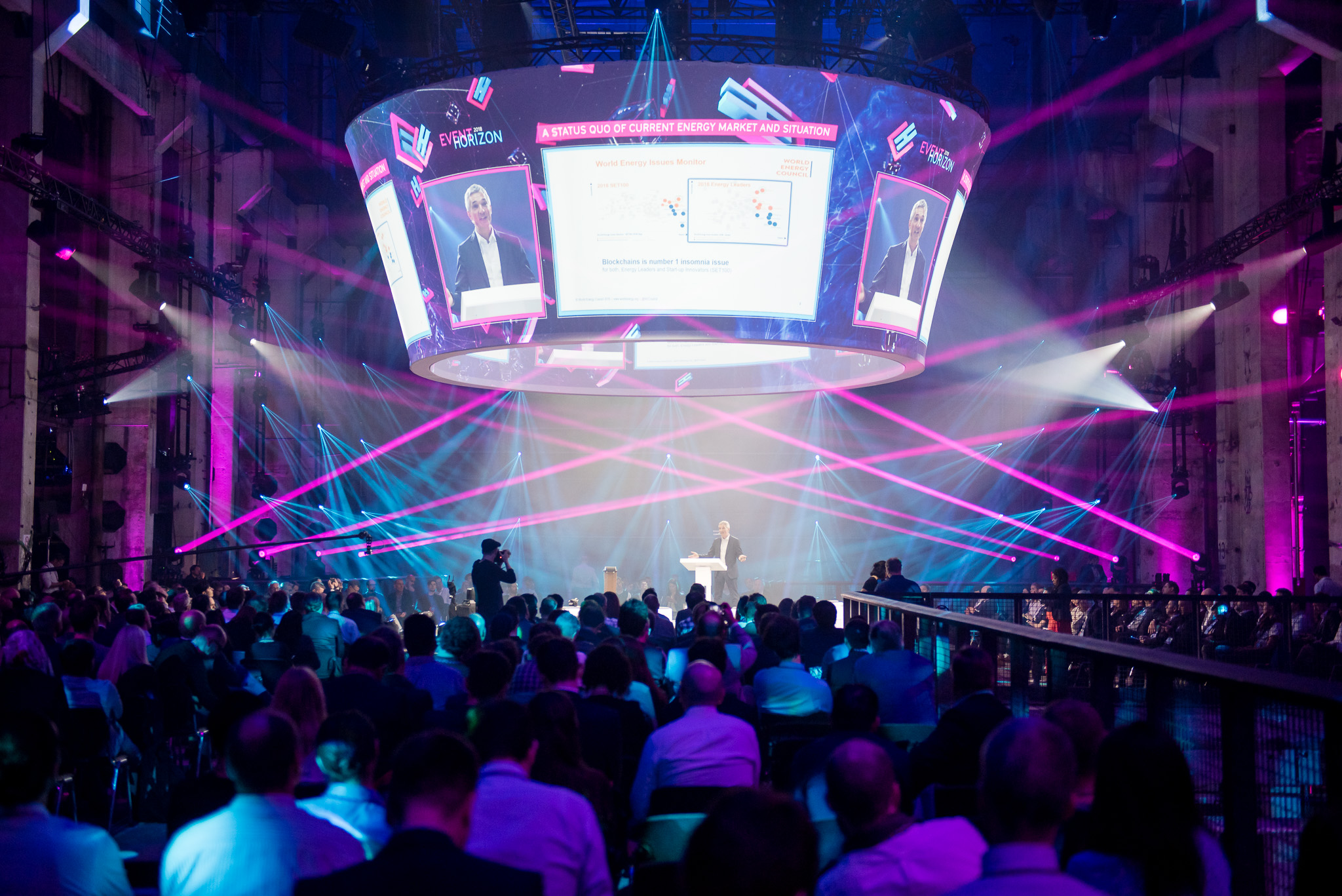 Event Scenography – 720° rotating center stage and projection design at EventHorizon 2018 Berlin