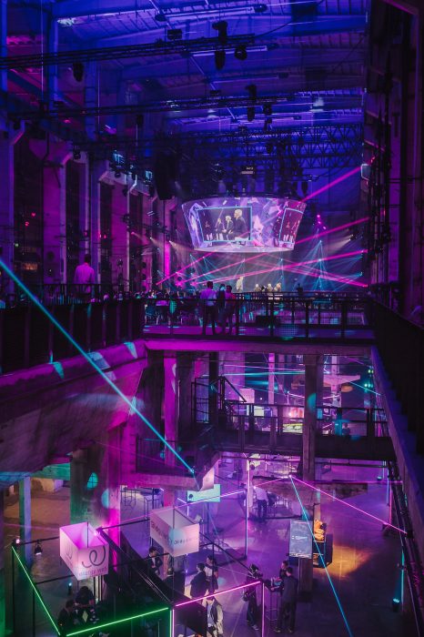 Abgestimmte Licht- und Laserinstallation auf allen Ebenen.