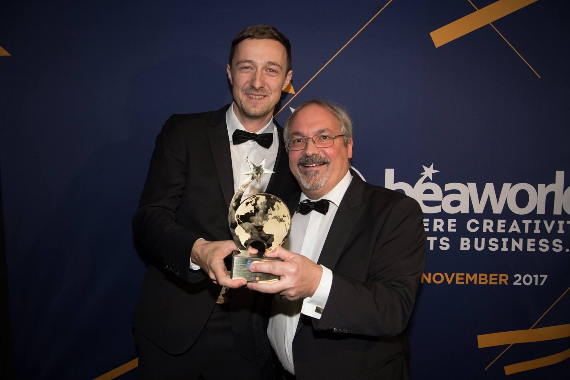 Andreas Göltl und Wolfram Zöttl beim Empfang des Awards