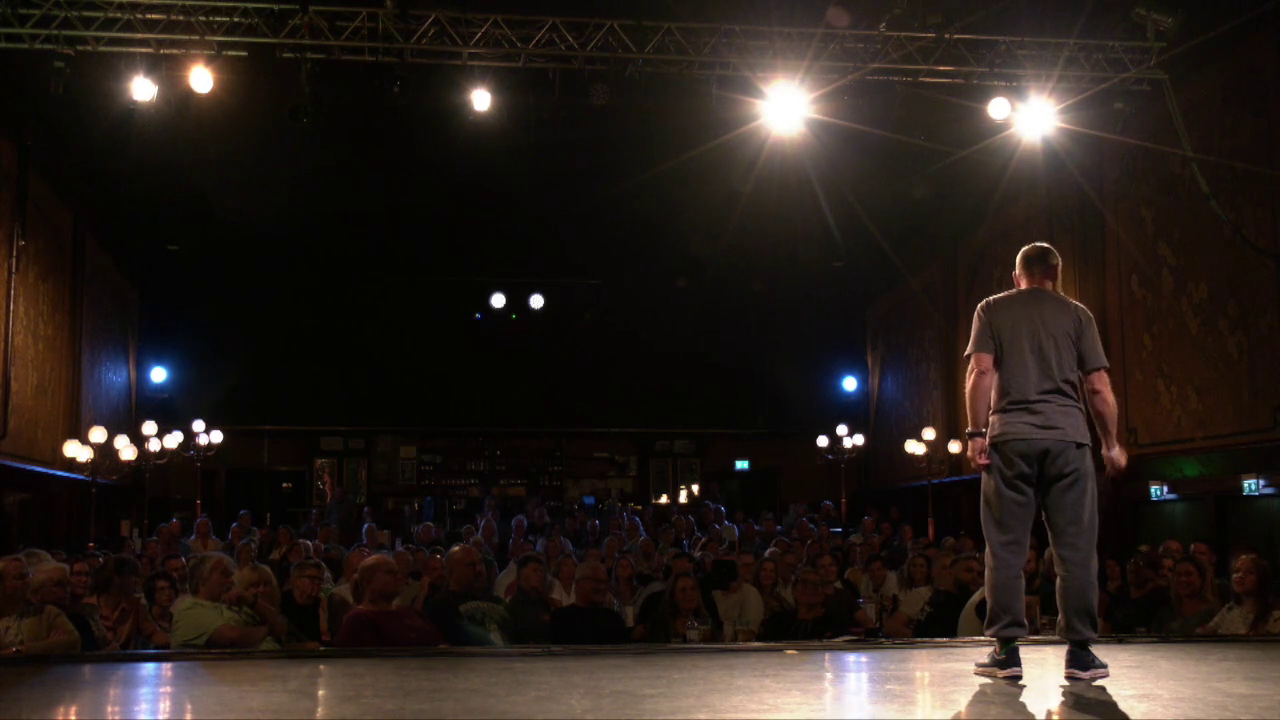 Roland auf der Bühne im Orpheum Wien - Roland Düringer – Ein Geschichtenerzähler wird 60