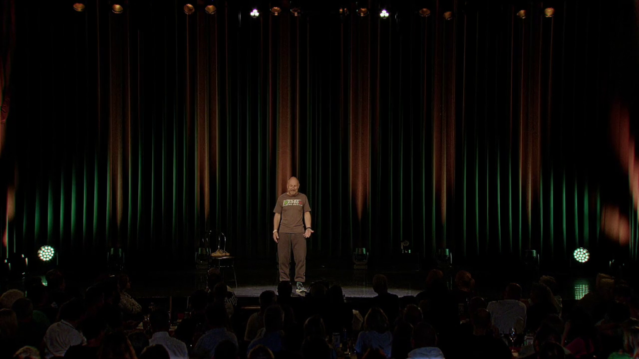 Roland auf der Bühne im Orpheum Wien - Roland Düringer – Ein Geschichtenerzähler wird 60