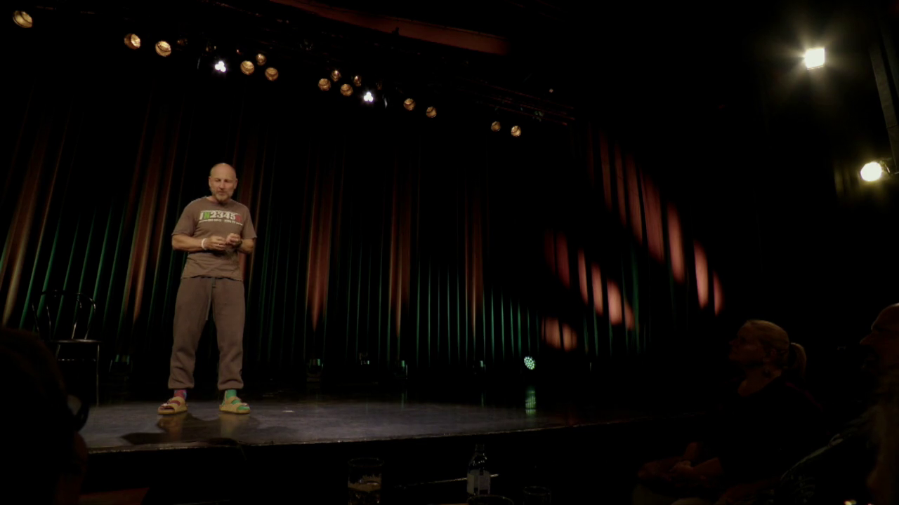 Roland auf der Bühne im Orpheum Wien - Roland Düringer – Ein Geschichtenerzähler wird 60