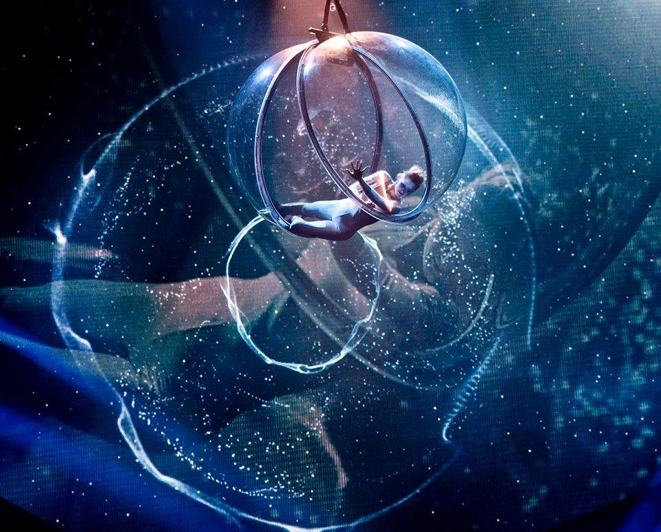 cinewolf media productions - Acrobat Katrina Asfardi in her bubble high above the water-stage.