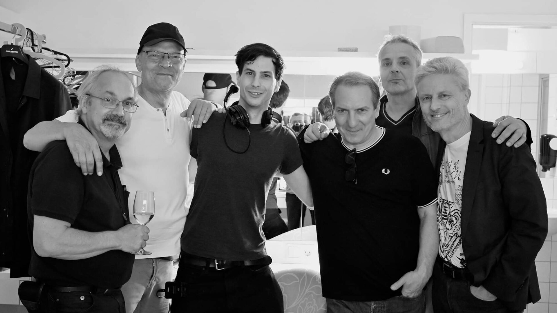 Die Staatskünstler 2024 5 - CINEWOLF media productions cinewolf media productions - Die Staatskünstler - Wolfram Zöttl, Peter Schröder, Julian Pöschl, Robert Palfrader, Thomas Maurer, Florian Scheuba - Foto: Joe Malina - in der Garderobe
