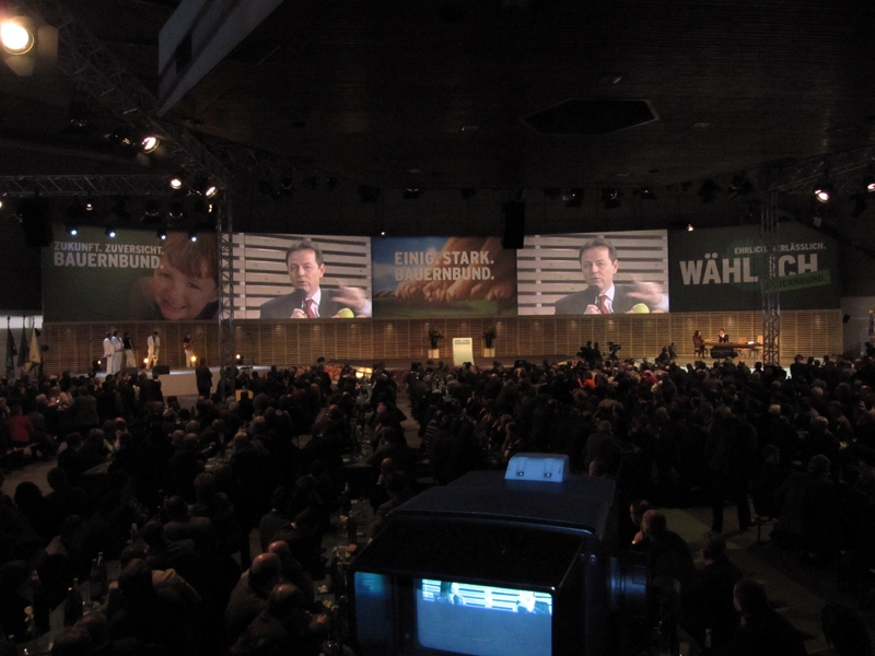 NÖ-Bauernbund 2010-14 14 - CINEWOLF media productions cinewolf media productions - Dipl.-Ing. Nikolaus Berlakovich beim Wahlkampfauftakt 2010