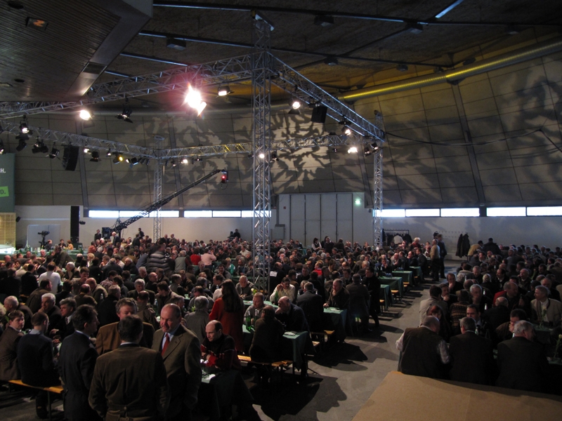 cinewolf media productions - Die Mehrzweckhalle auf dem Messe­gelände fasste an diesem Abend rund 2.400 Gäste