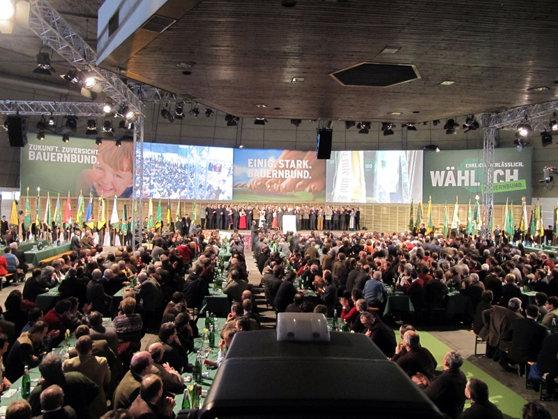 cinewolf media productions - Die Mehrzweckhalle auf dem Messe­gelände fasste an diesem Abend rund 2.400 Gäste