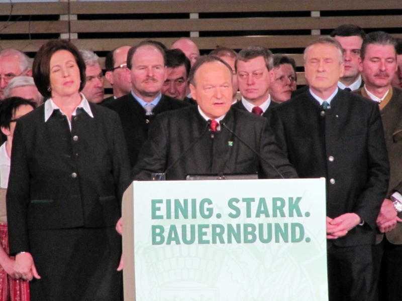 cinewolf media productions - ÖkR Hermann Schultes am Rednerpult beim Bauernbund Wahlkampfauftakt 2010