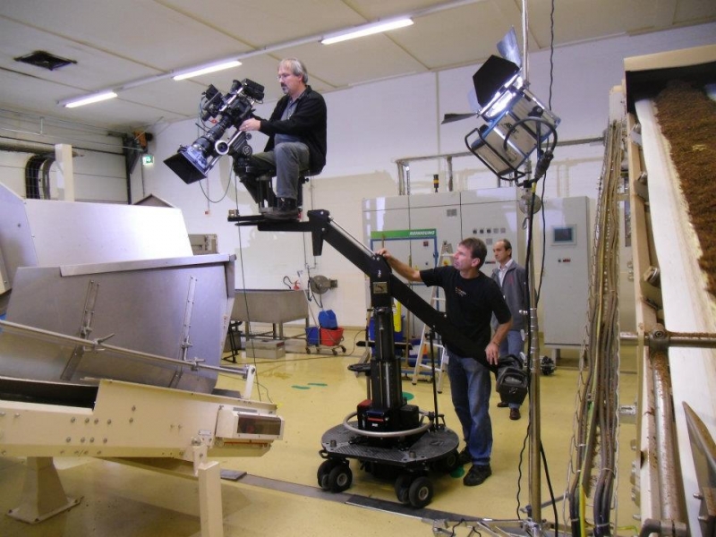 cinewolf media productions - Wolfgang Lederer hebt Wolfram Zöttl über das Förderband der Fremdkörperkontrolle in der "PRIMARY".