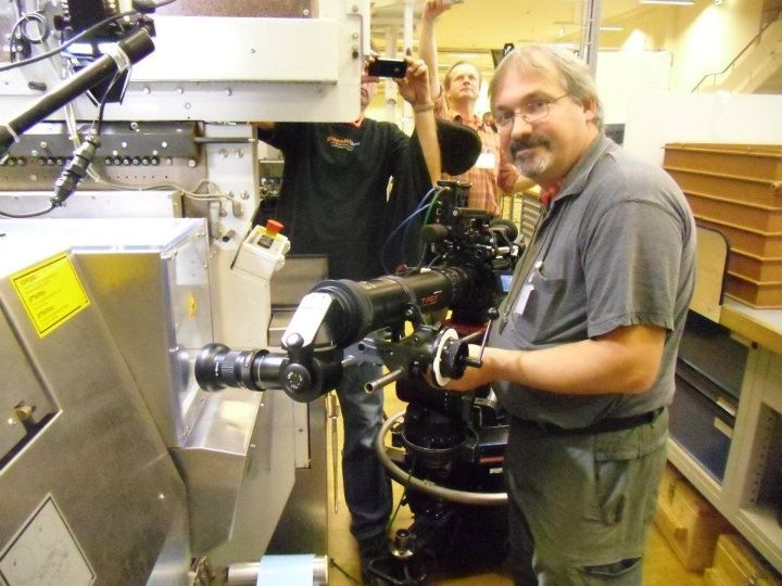 cinewolf media productions - Wolfram Zöttl hinter der Sony F3-Kamera mit dem T-Rex Schnorchelsystem. Als Kameramann sollte man sich bei Maschinen nur auf solch eine Schnorcheloptik verlassen.