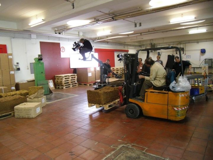 cinewolf media productions - Hier wird die Rezeptur einer Zigarette zusammengestellt. Natürlich mit Gabelstapler.