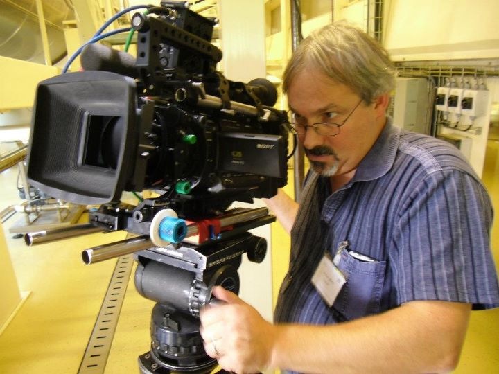 cinewolf media productions - Kameramann Wolfram Zöttl mit dem ARRI Shift-Tilt-System an der SONY F3 für Spezialaufnahmen.