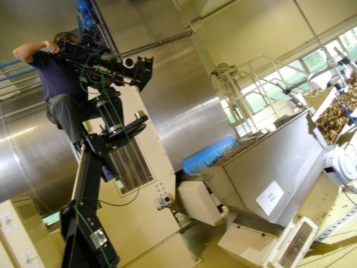 cinewolf media productions - Gleich nach dem anfeuchten mit Dampf wird die Feuchtigkeit mit einer Kamera geprüft. Nein, nicht die SONY F3 von Kameramann Wolfram Zöttl, sondern die kleine weisse Kamera über dem Fließband.