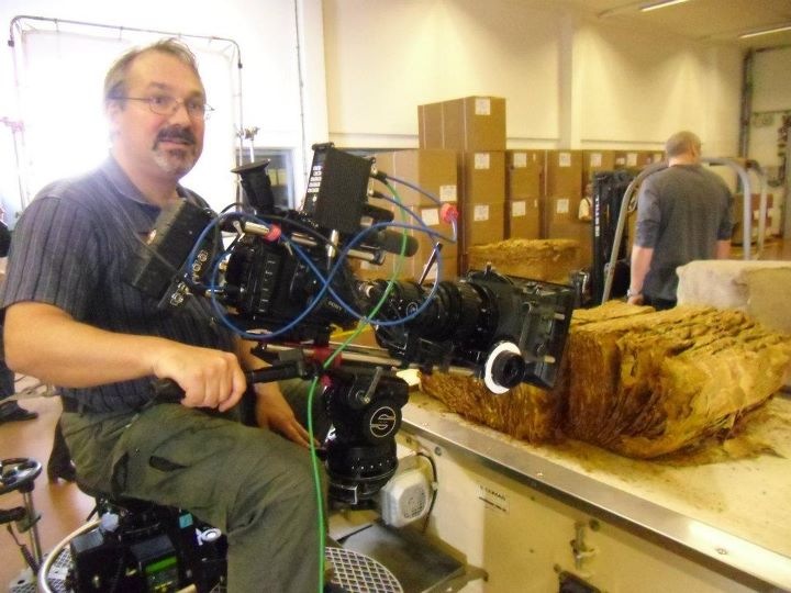 cinewolf media productions - Orienttabak aus Jutesäcken wird in die PRIMARY eingebracht. Im Hintergrund sieht man die "normalen" Tabake in Kartonverpackungen. Wolf Zöttl an der SONY F3 mit Angenieux Zoom und AJA KiPro.