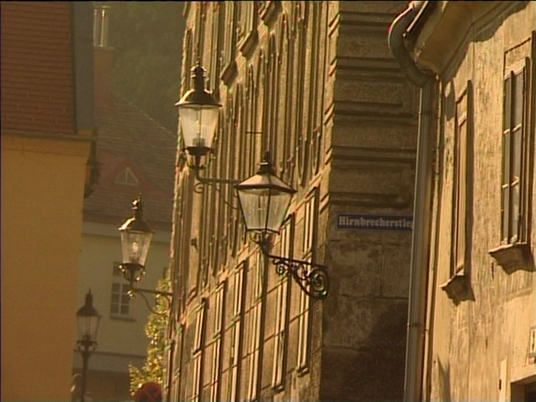 Das Kahlenbergerdorf – Zwischen Wein und Wasser -Herr Dworschak 3 - CINEWOLF media productions cinewolf media productions - Das Kahlenbergerdorf - Zwischen Wein und Wasser -Alte Strassenlaternen