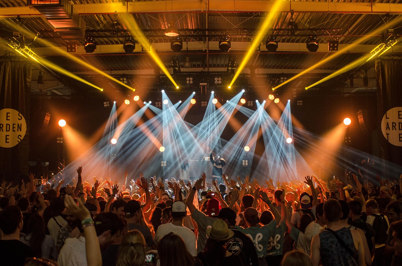 Bühnen- und TV-Beleuchtung – Dramatisches Licht bei einem Konzert Bühnenbeleuchtung mit dramatischen Lichtstrahlen – Professionelle Bühnen- und TV-Beleuchtung bei einem Live-Konzert