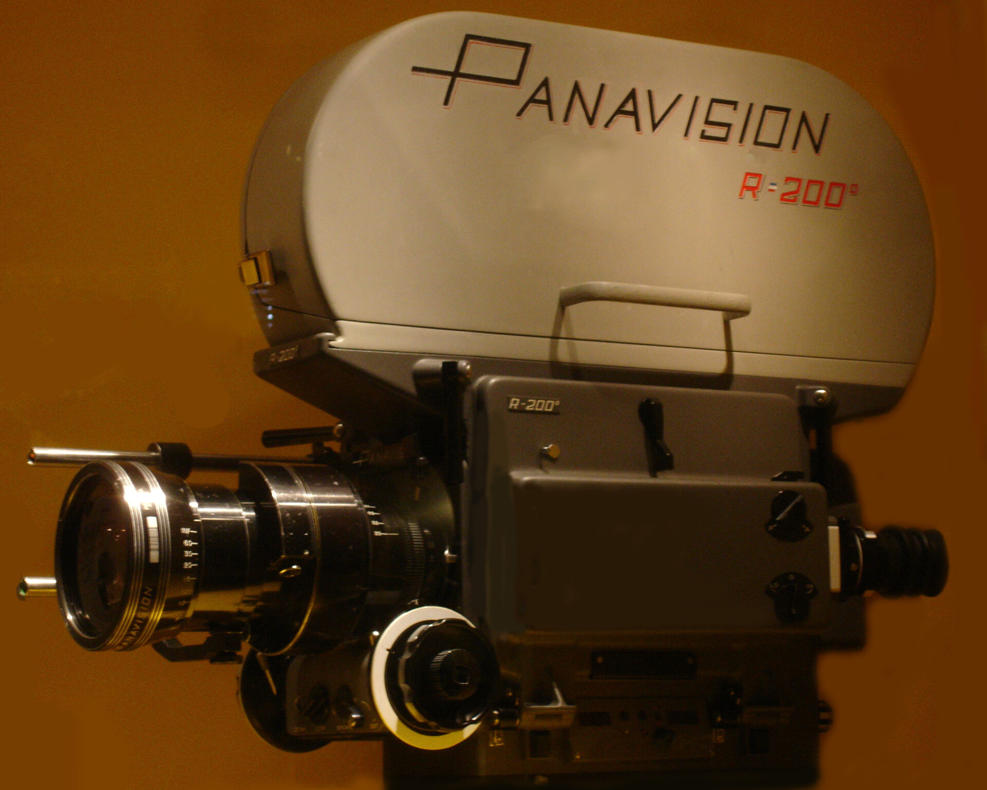 Otto Nemenz: Der österreichische Pionier, der Hollywoods Vision schärfer machte 2 - CINEWOLF media productions Super Panavision R-200 Filmkamera aus den 1960er Jahren – das professionelle Kameraequipment, das Otto Nemenz International in Hollywood verlieh